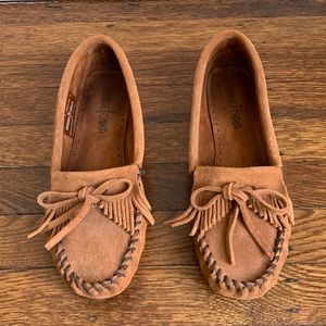 HARDLY WORN minnetonka ‘kilty’ suede moccasin